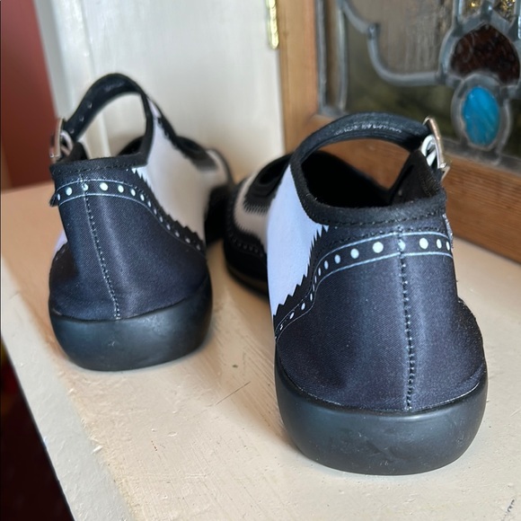 Elegant Black and White Flats with Strap - Picture 5 of 9